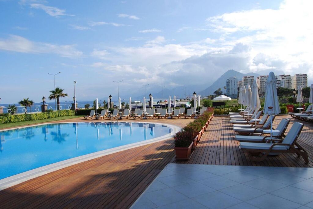   basen w Crowne Plaza Antalya, an IHG Hotel, fot. booking.com