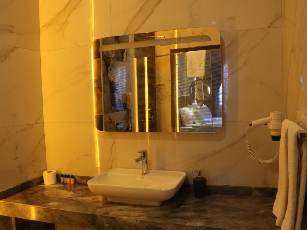  łazienka w ISNOVA Hotel, fot. booking.com