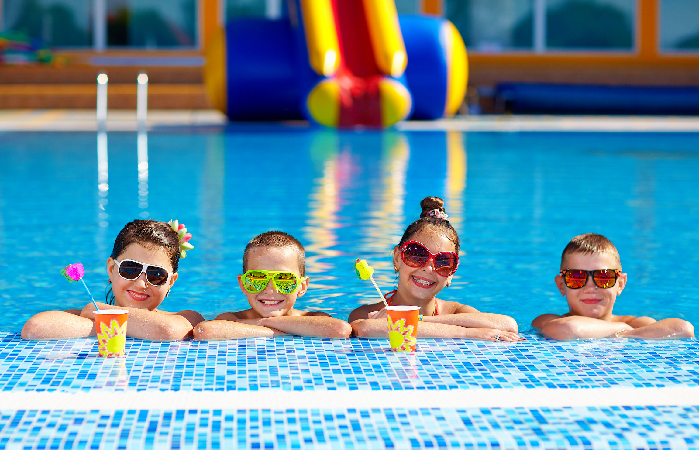 grupa szczęśliwych nastoletnich dzieci w basenie